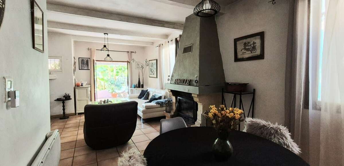 Maison à CEYRESTE