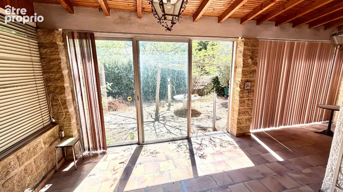 Maison de plain pied sur 428 m² de jardin clos et arboré. - photo 7