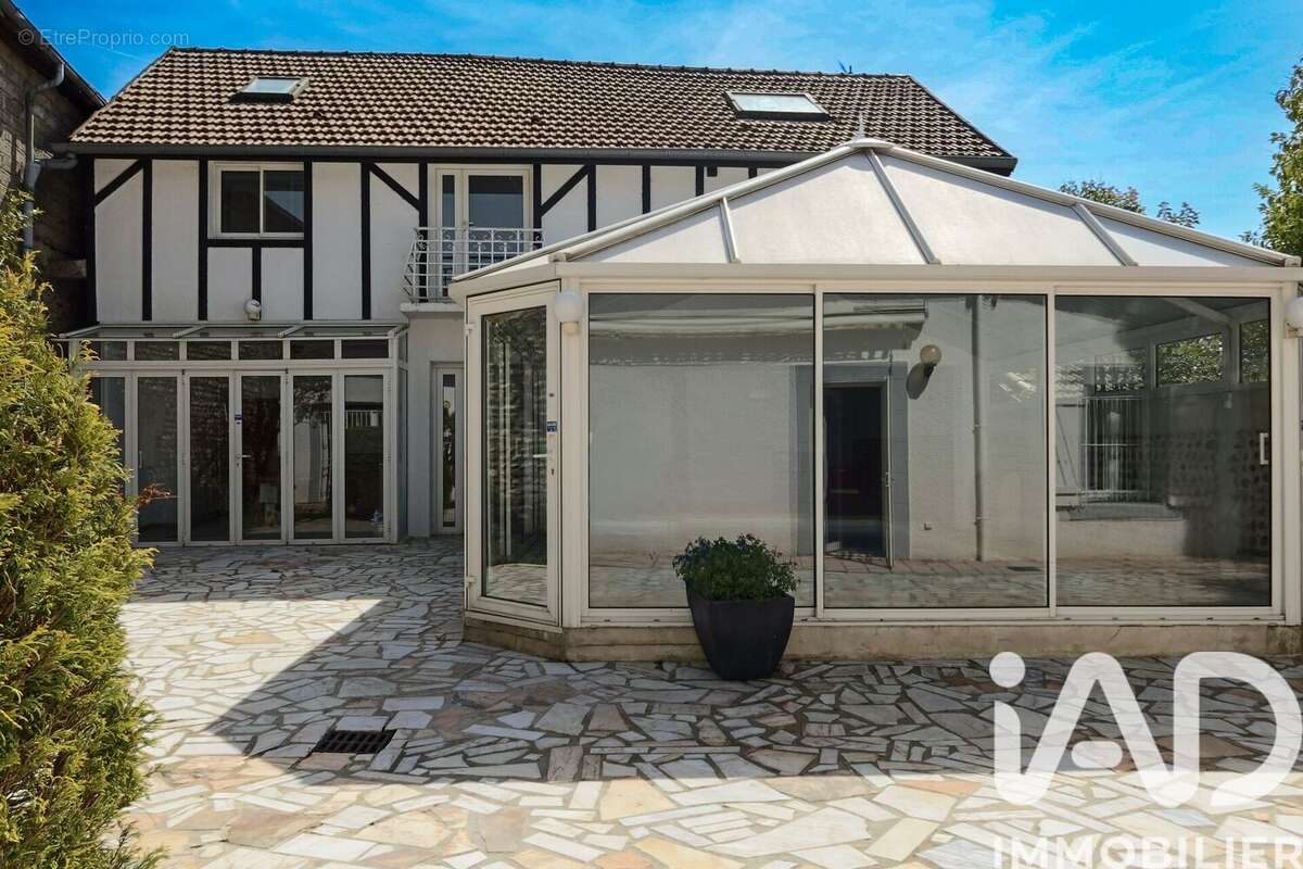 Maison 230 m² à Bazet  - photo 3