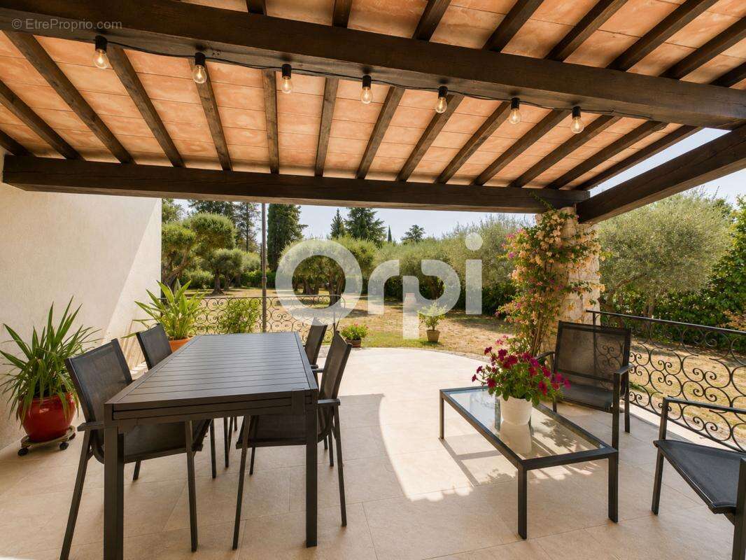 Double garage - hyper calme - grand terrain plat - piscine - pool house - photo 10