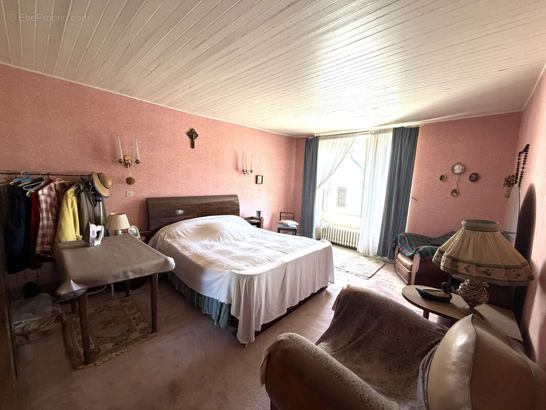 Marcenat centre  Jolie maison de 118 m2 avec 15 427 m2 de terrains au cœur du Cézallier - photo 7