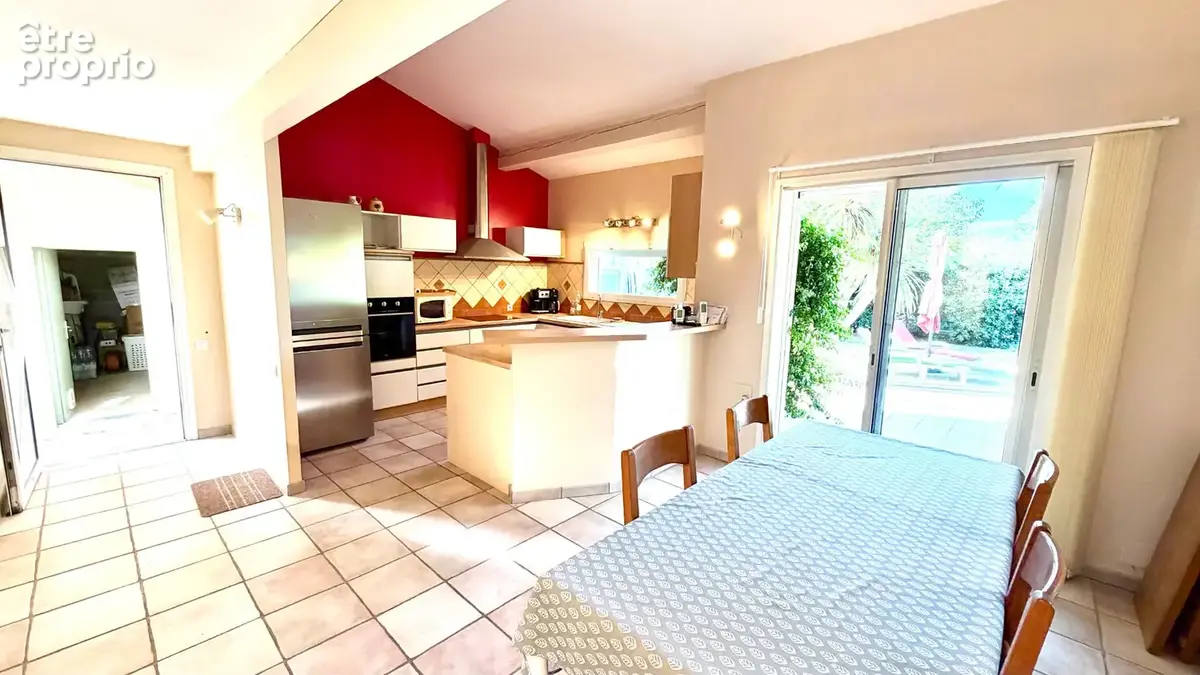 Villa avec piscine sur 800 m² de jardin clos, arboré et paysagé. - photo 5