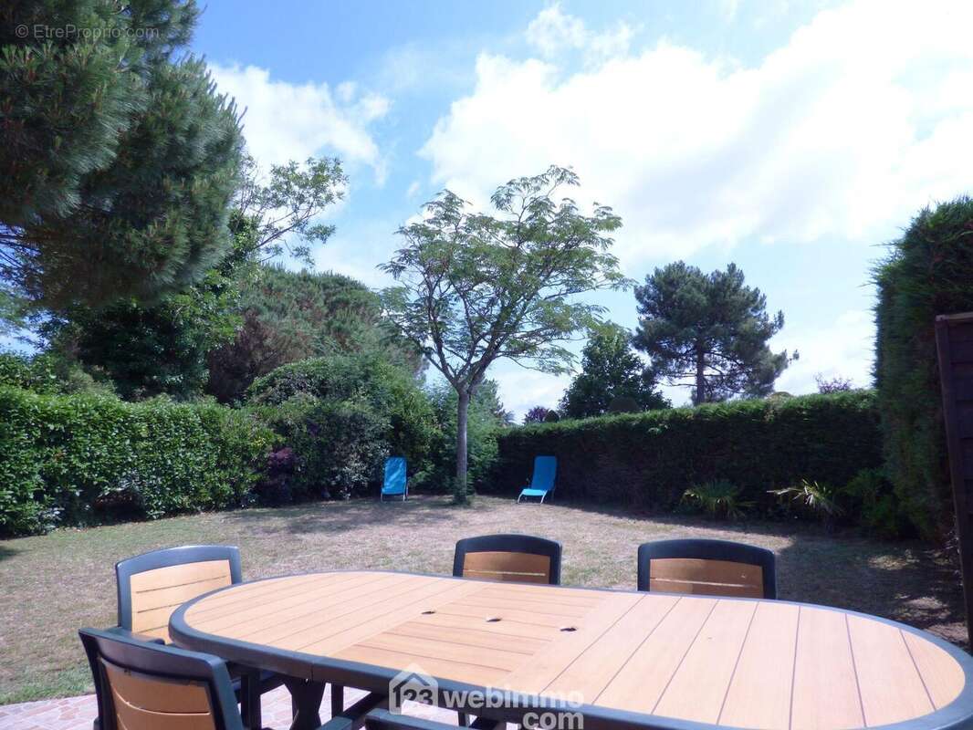 Terrasse et son salon de jardin, pour profitez des soirées estivales. - Maison à SAINT-VINCENT-SUR-JARD