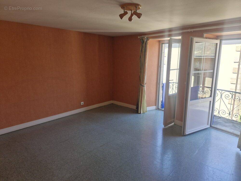 Appartement à SAINT-LAURENT-SUR-GORRE