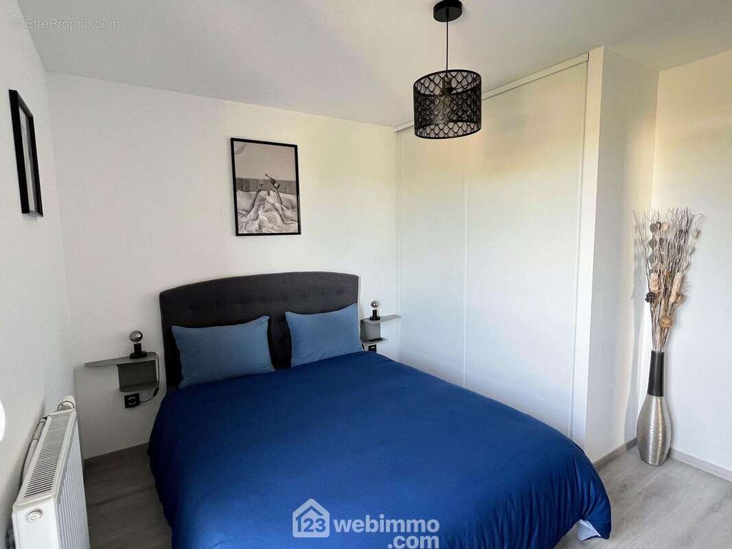 ... sur parquet avec placard intégrée... - Appartement à LES PONTS-DE-CE