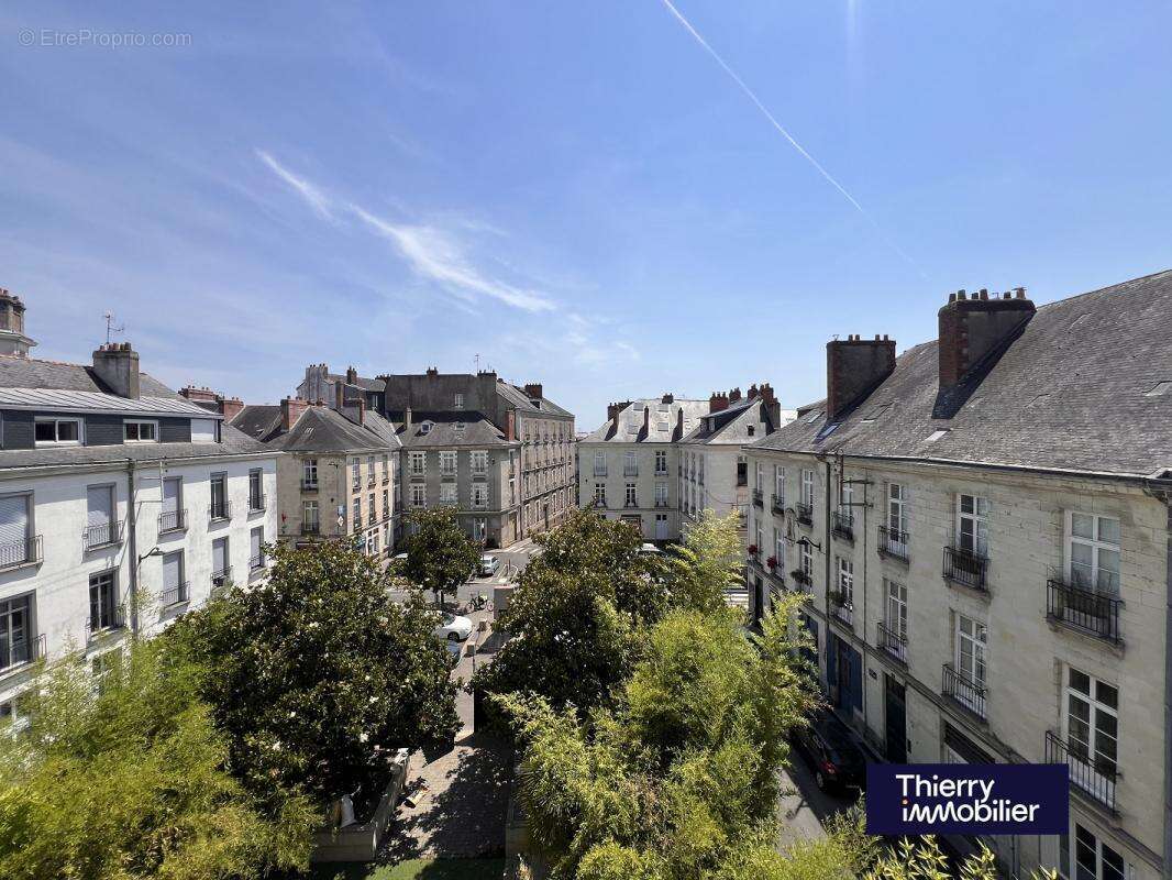 PLACE EUGENE LIVET - Duplex de charme au dernier étage avec parking - photo 3