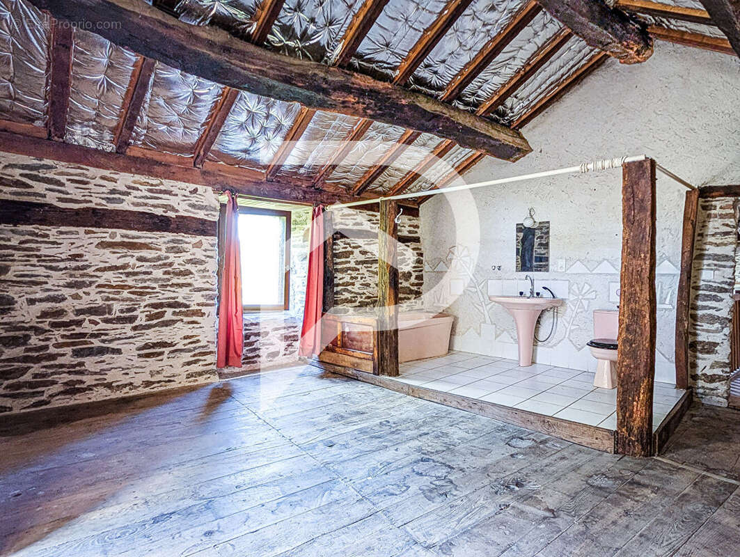 Maison à LAVAL-ROQUECEZIERE