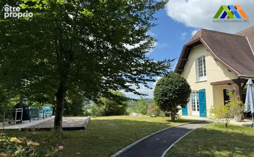 Family home with 2 hectares and panoramic views