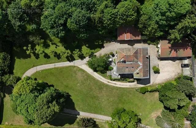 Maison à SAINT-BONNET-LE-CHATEAU