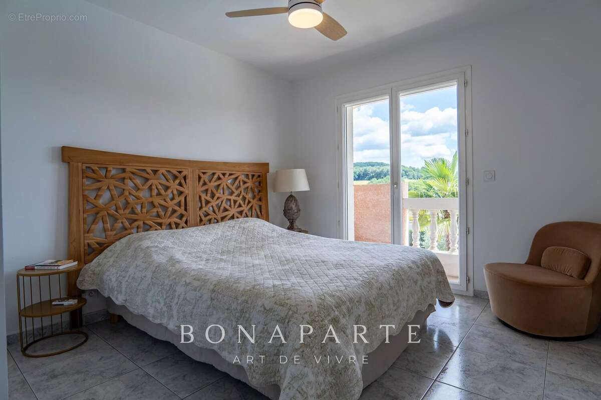 MONTARDON - Maison familiale rénovée avec piscine et vue dégagée - photo 11