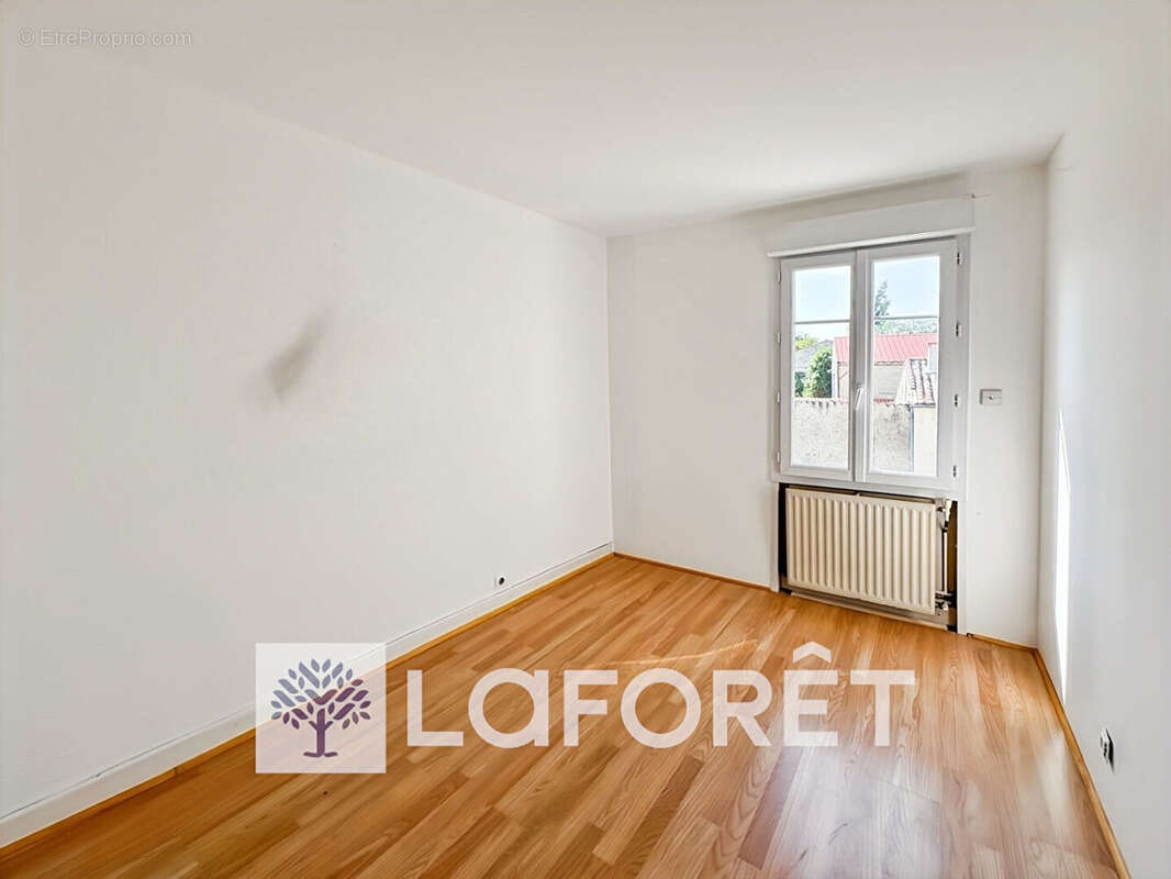 Maison à SAINT-GENIS-DE-SAINTONGE