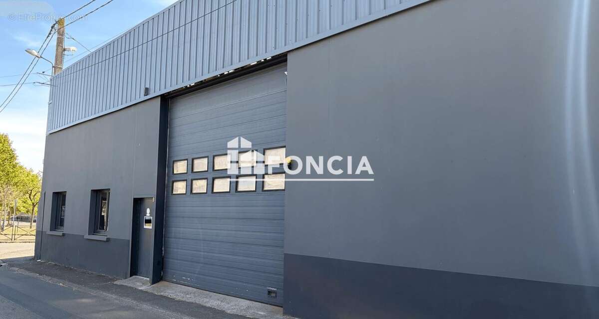 Bâtiment à usage professionnel avec bureaux et espace de stockage - photo 6