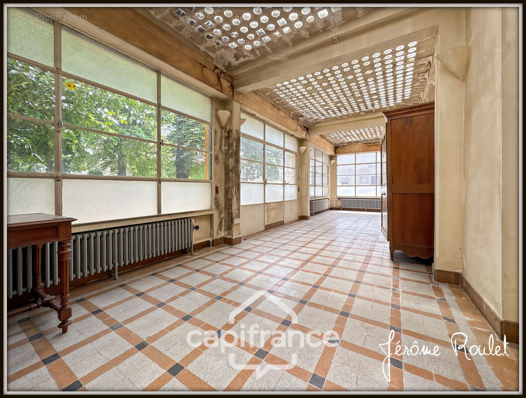 Hyper centre Neuville-de-Poitou – Maison de caractère 305 m² – Jardin, garages et fort potentiel - photo 10
