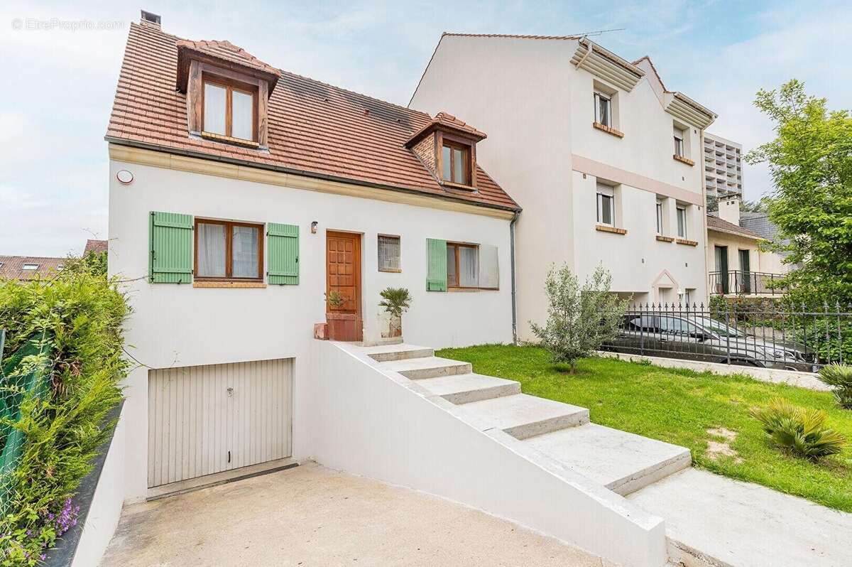 Maison à VERRIERES-LE-BUISSON