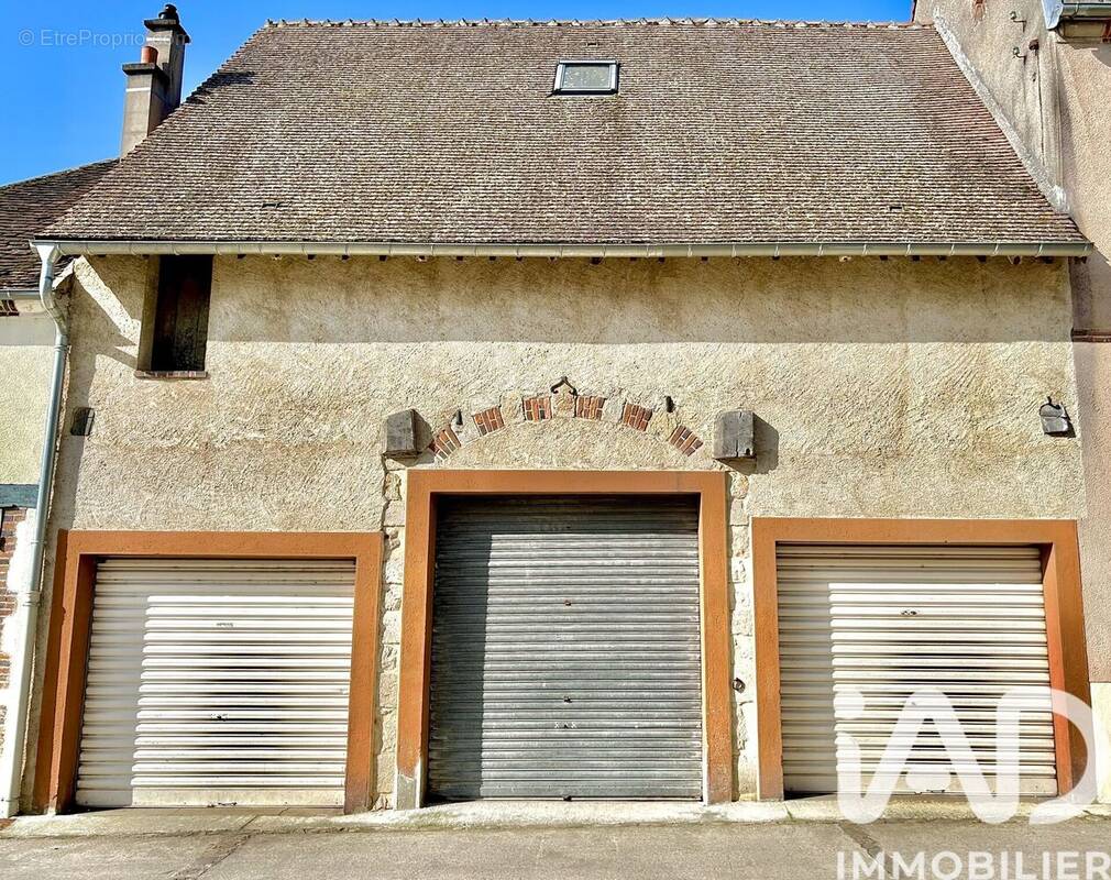 Photo 1 - Parking à VILLENEUVE-SUR-YONNE