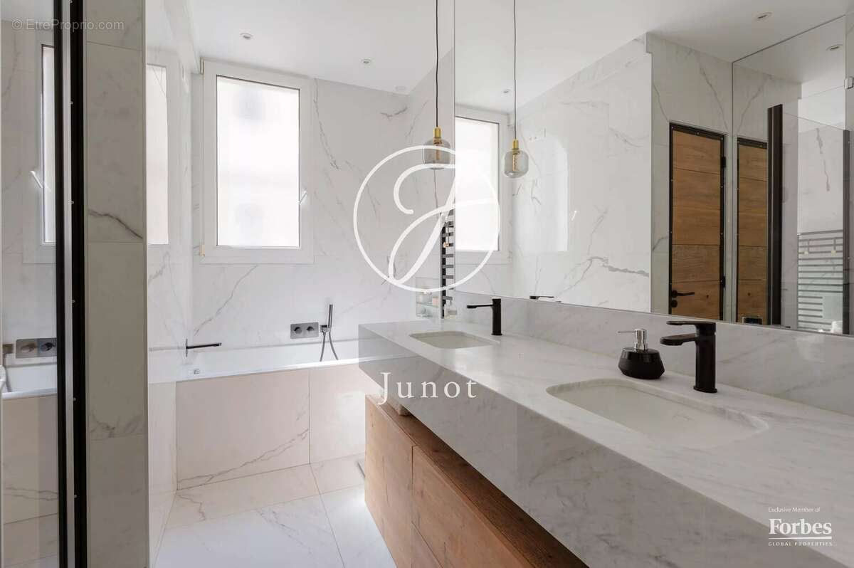 Appartement à PARIS-17E