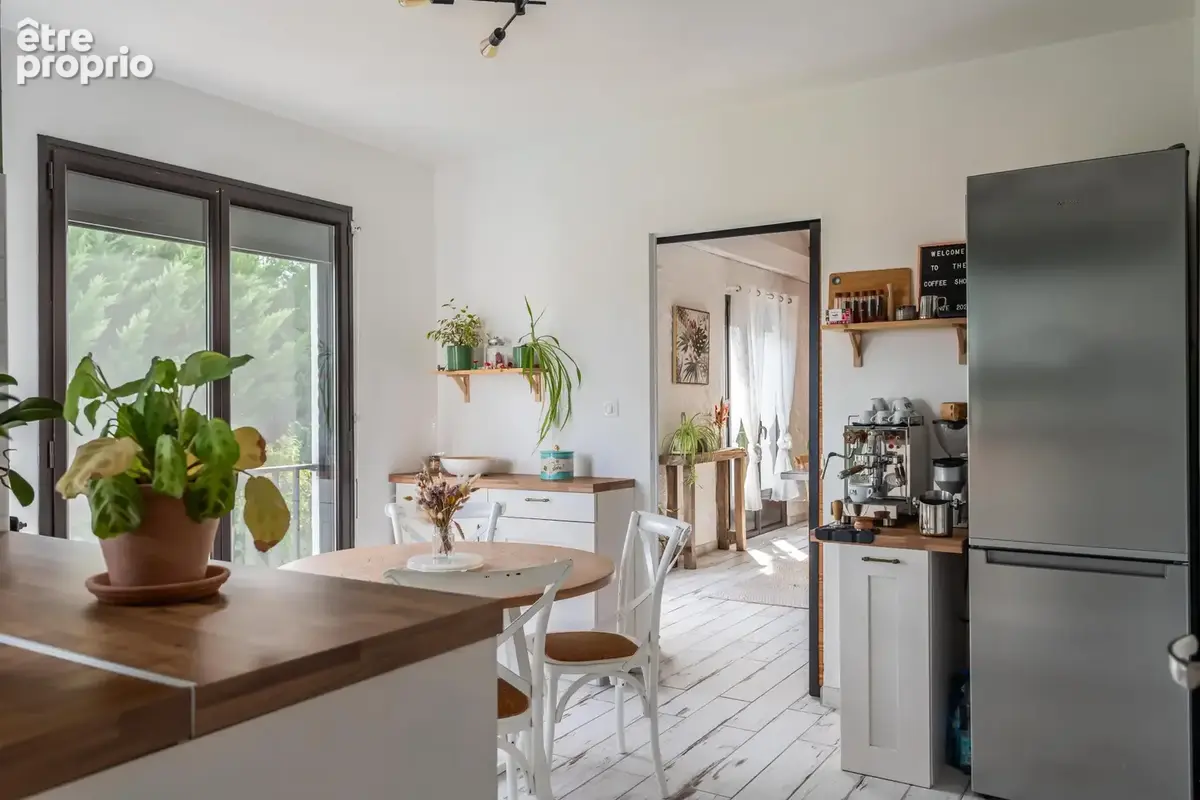 Une maison moderne avec piscine, jardin et parking - photo 20