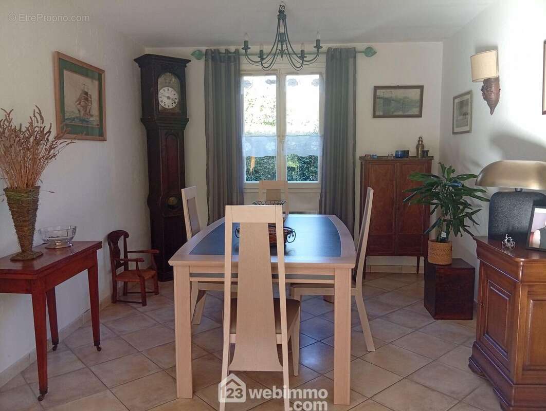 Salle à manger ouverte, comprise dans les 44 m² de surface de pièce de vie - Maison à LE THORONET