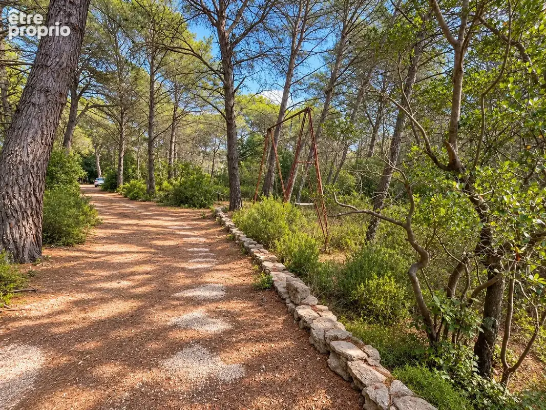 Le castellet   terrain naturel arboré de 4 340 m2   environnement privilégié - photo 5