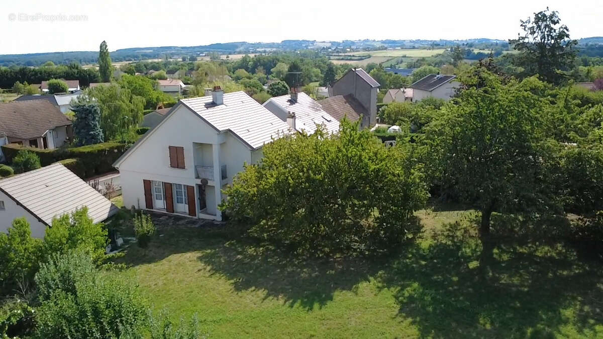 Maison à CREUZIER-LE-VIEUX