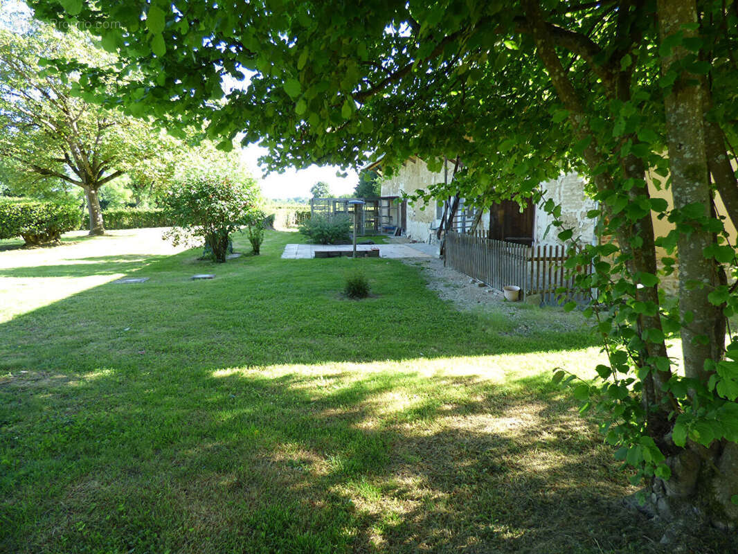 Maison ancienne et dépendances et 2 896 m² de terrain - photo 14