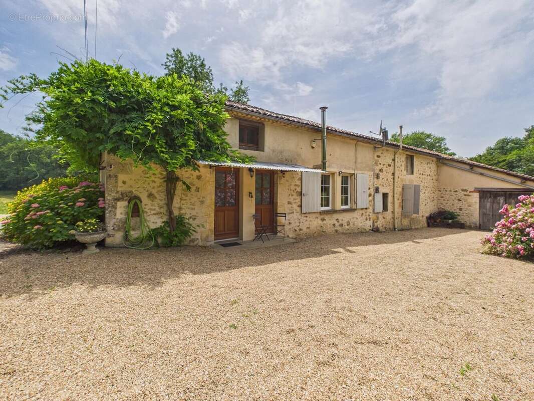 Longère avec Maison d'amis, granges et piscine - photo 19