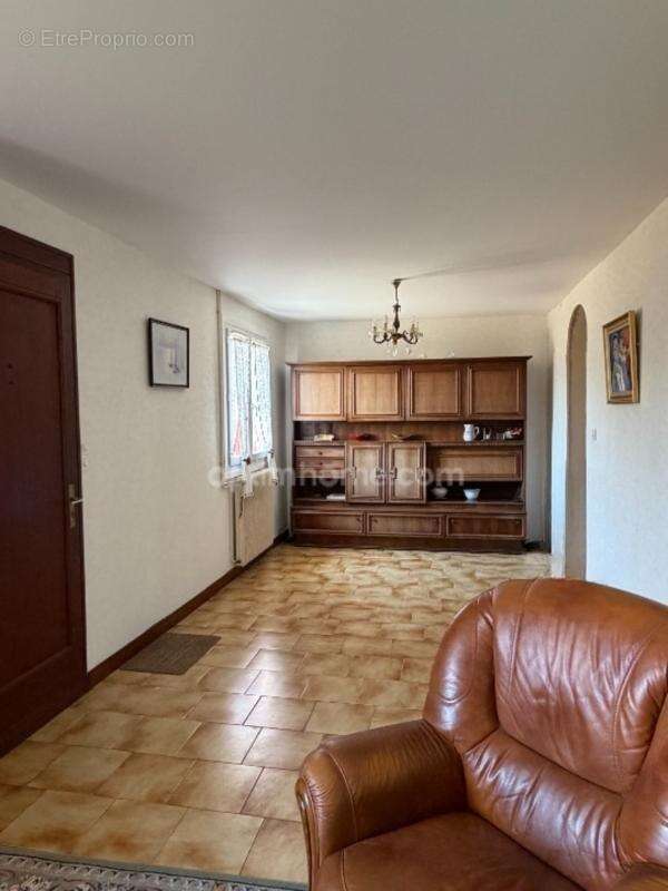 Soyaux. Maison mitoyenne de  110 m² avec garage et jardin - photo 4