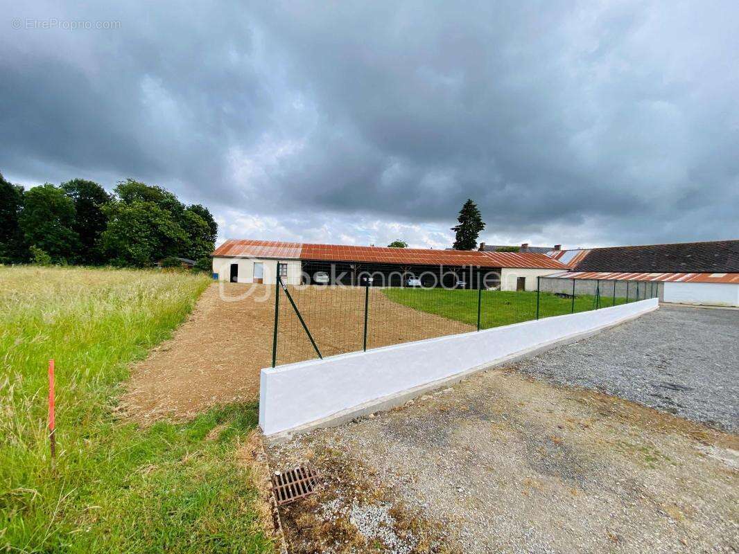 Terrain Constructible de 1050 M² avec 8 Garages ouverts et 3 Locaux Fermés d'environ 268 M²  (Plein Bourg) - photo 3