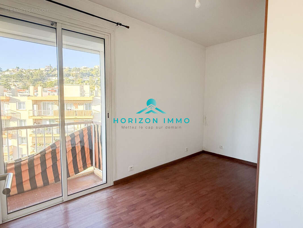 Appartement à SAINT-LAURENT-DU-VAR