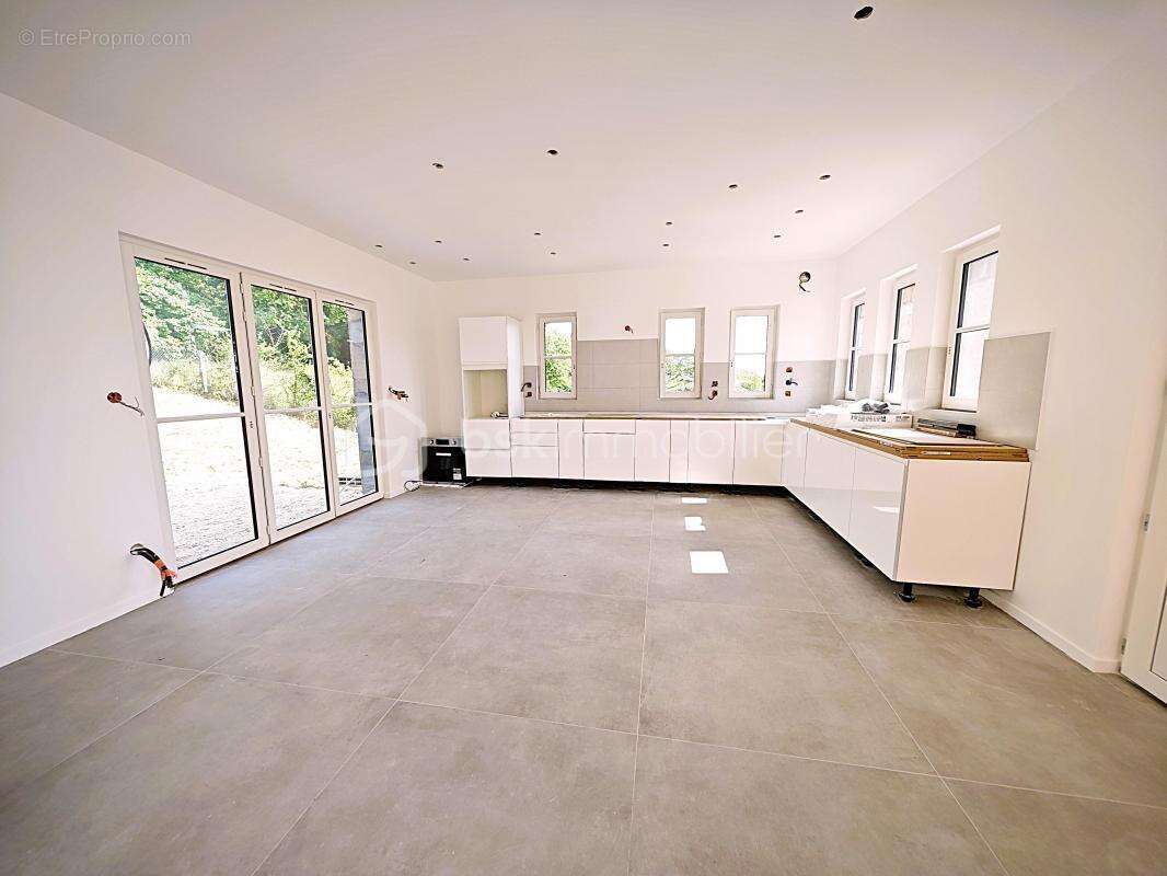 Maison exceptionnelle vue panoramique, d’une superficie de 144 m², sur sous-sol de 56 m² édifié sur terrain de 410 m² arboré et  - photo 7