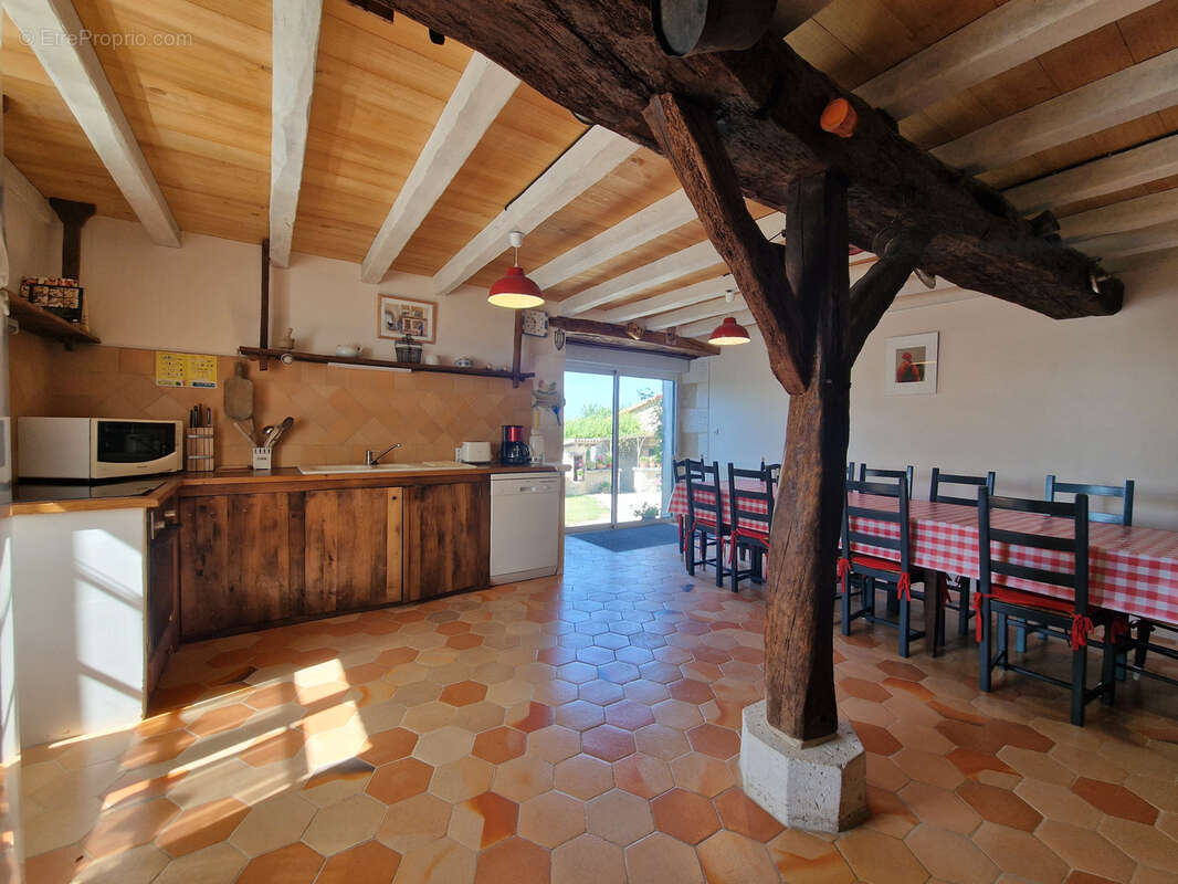 Maison à MONTMOREAU-SAINT-CYBARD