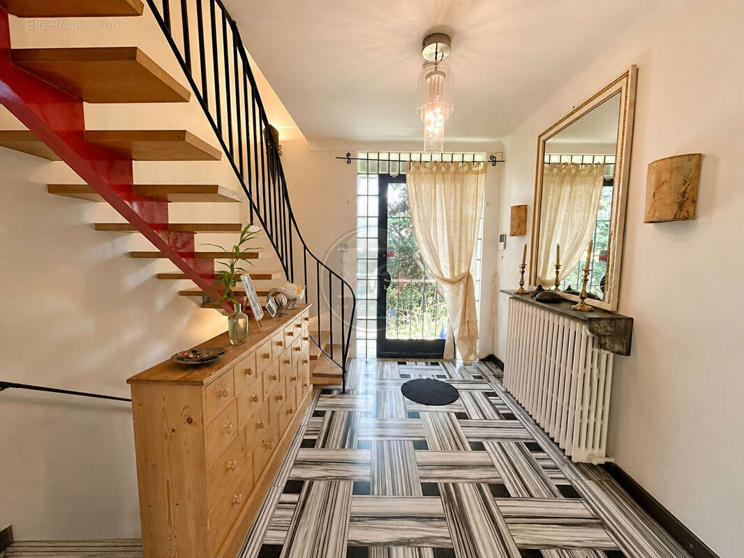 Maison familiale à rénover partiellement -  220 m2 - Proche Gare - photo 3