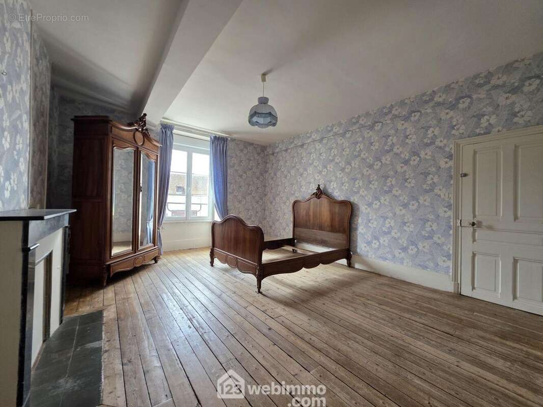 Une seconde chambre spacieuse, sublimée par son parquet ancien