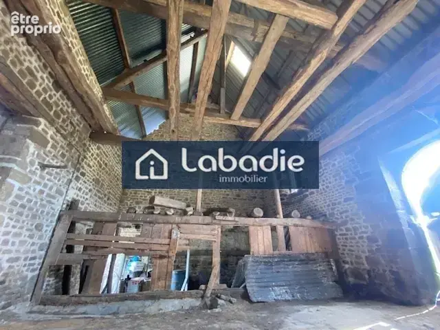A proximité d'un bourg tous commerces, un beau bâtiment en pierres à rénover, terrain de 3128m2. - photo 22