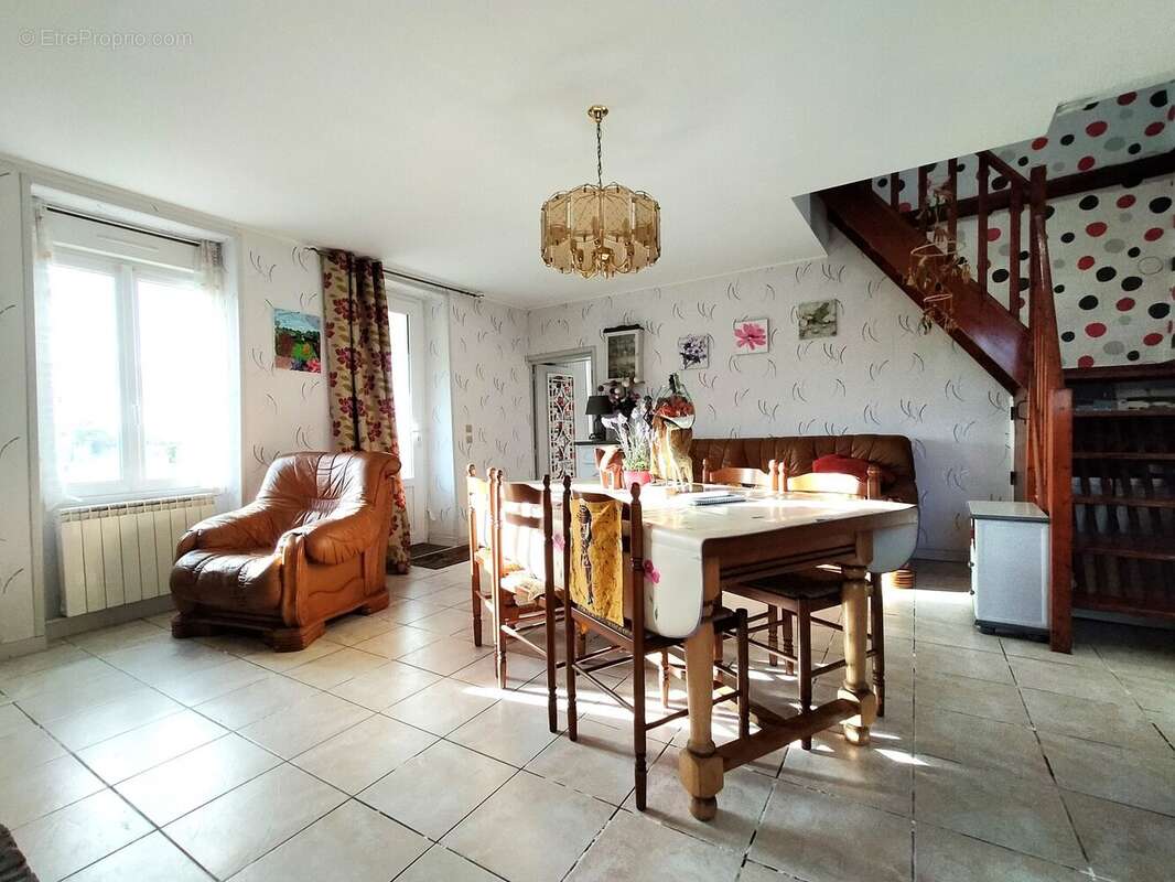 maison de campagne à vendre Averton 53700 séjour - Maison à AVERTON