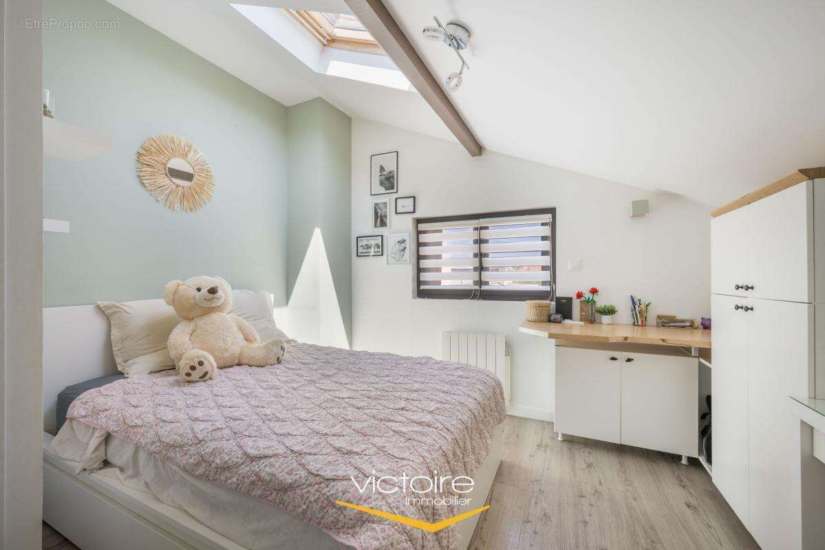 GENAS - Maison T5 avec jardin paysagé de 804 m2 avec piscine - photo 13