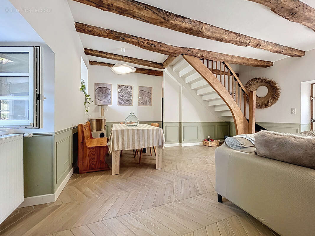 Maison à SAINT-PANTALEON-DE-LARCHE