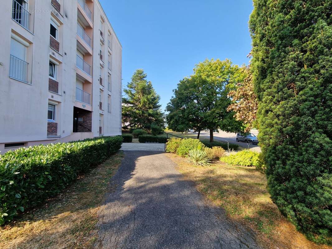 APPARTEMENT à vendre 5 pièces d'env 90 m2 VITTEL (88) avec BALCON, GARAGE, 2 CAVES - photo 9