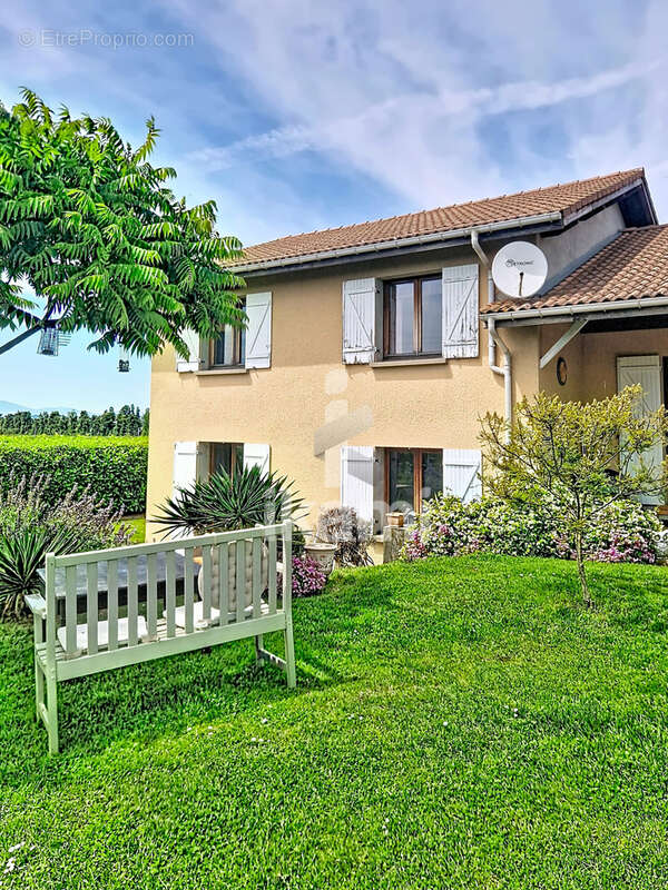 Maison familiale 4 chambres sur 2 565 m2 avec piscine - photo 4
