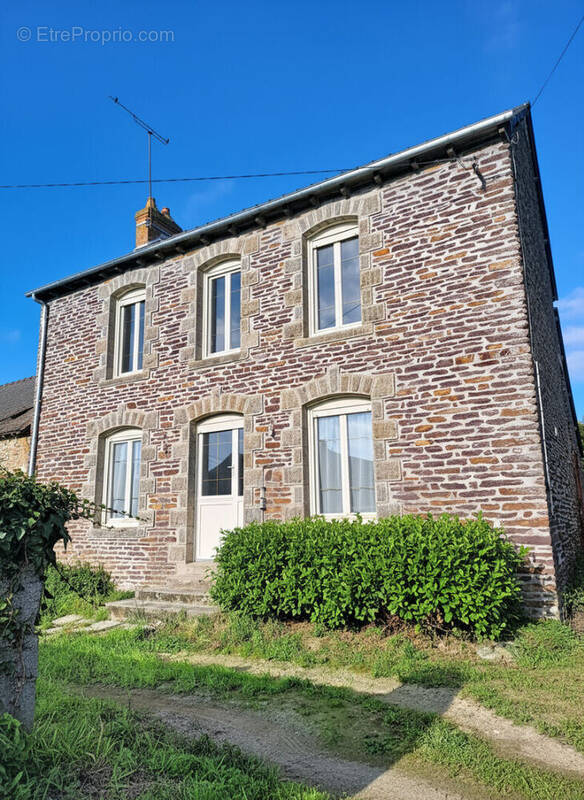 Maison à NEANT-SUR-YVEL