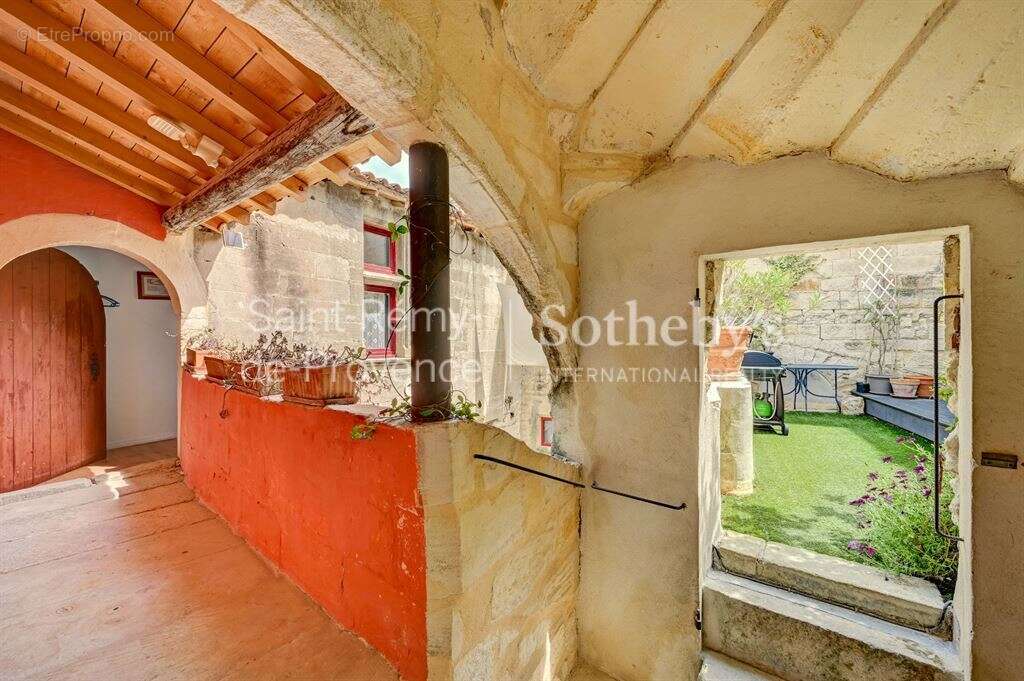 Situé proche d'Avignon, Arles et Saint Rémy de Provence, superbe Hotel particulier du XVème siècle - photo 16
