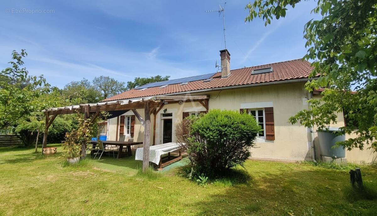 Maison à BOURRIOT-BERGONCE