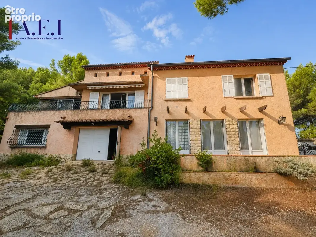 Six Fours les plages - Maison de 174 m2 habitables sur une parcelle de 5 744 m2 - photo 3