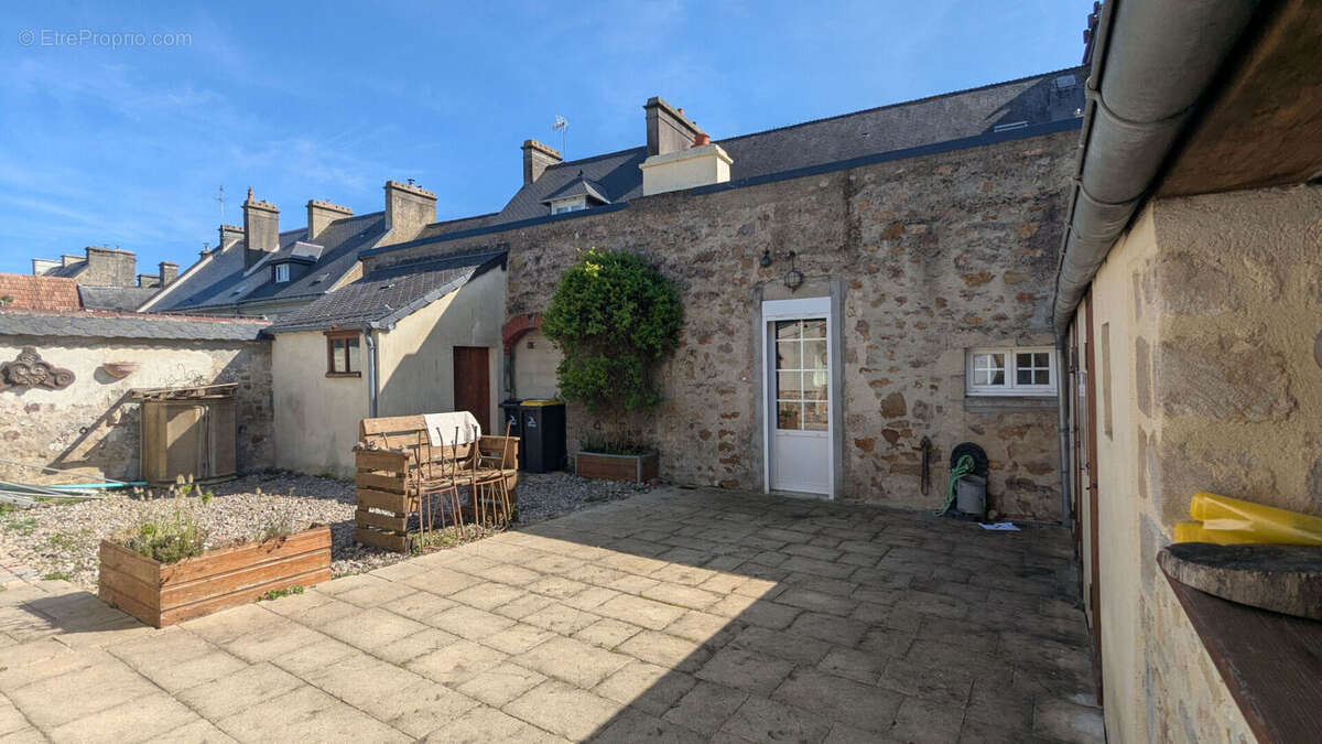 Maison à MONTEBOURG