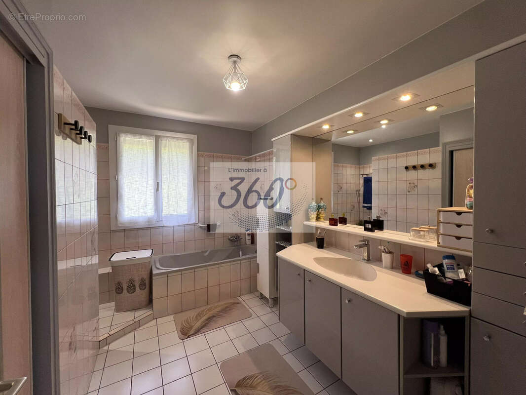 Maison rénovée avec fort potentiel avec terrasse, grand terrain et dépendances. - photo 16