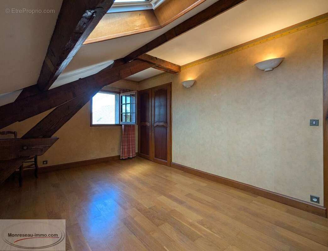Sevrey, 1ère couronne de Chalon-sur-Saône, longère de 254 m² avec dépendances sur terrain de 5 000 m² - photo 8