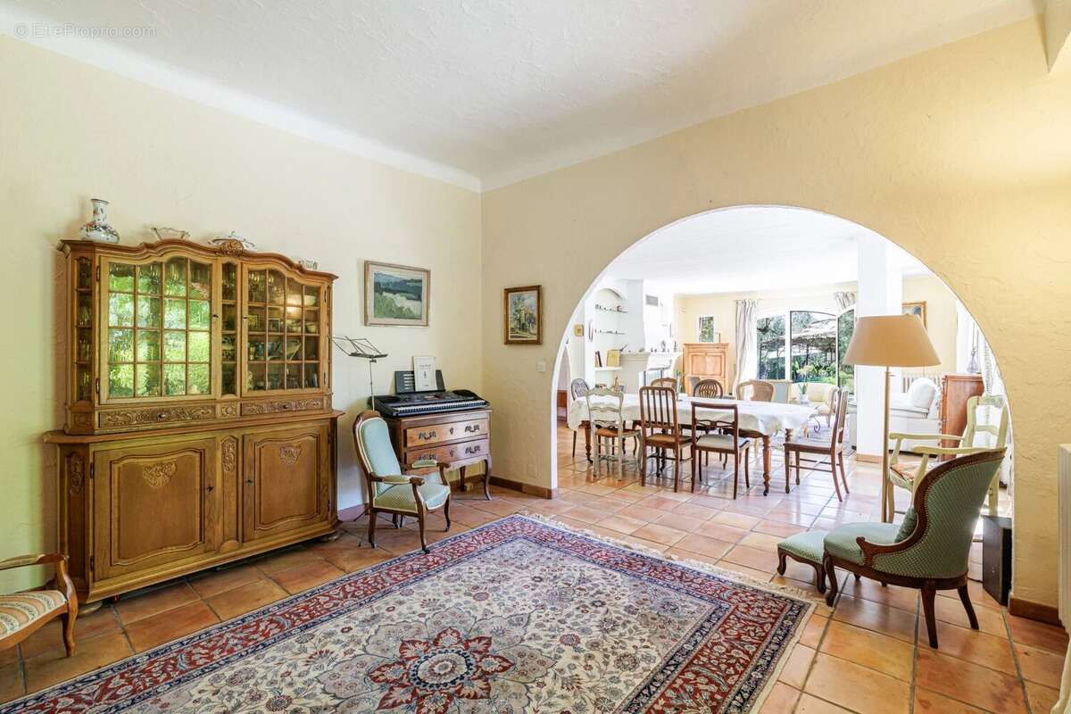 Maison à CHATEAUNEUF-GRASSE