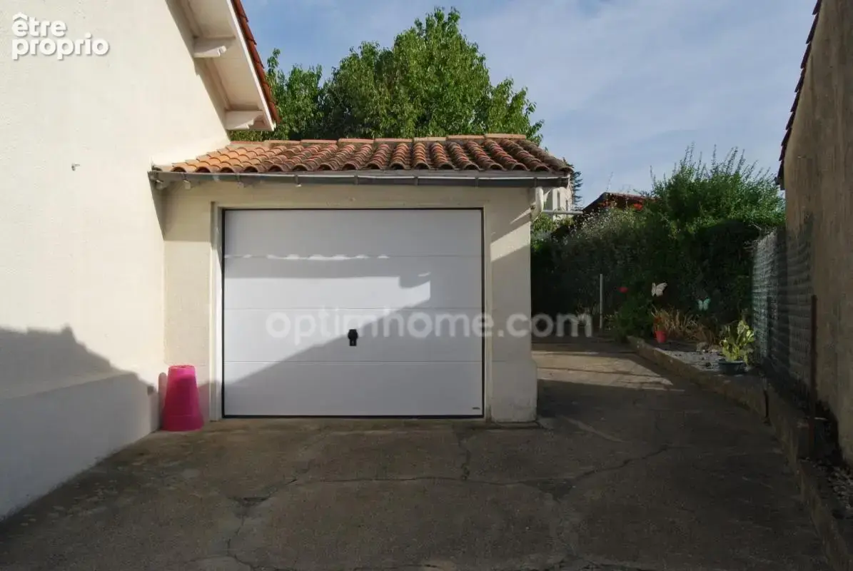 Maison de plain-pied avec garage et un jardin arboré à Saint-Cybard, Angoulême - photo 2