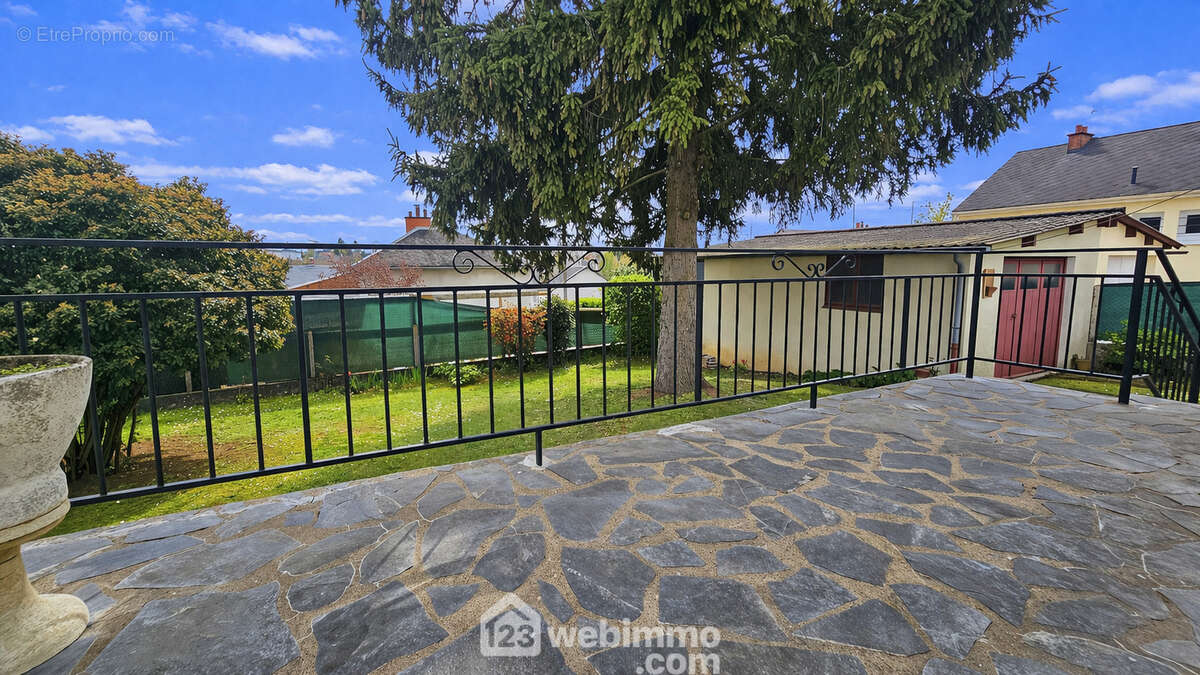 ....cette terrasse et le jardin. - Maison à MILLY-LA-FORET