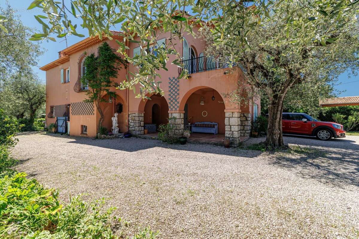 Maison à CHATEAUNEUF-GRASSE